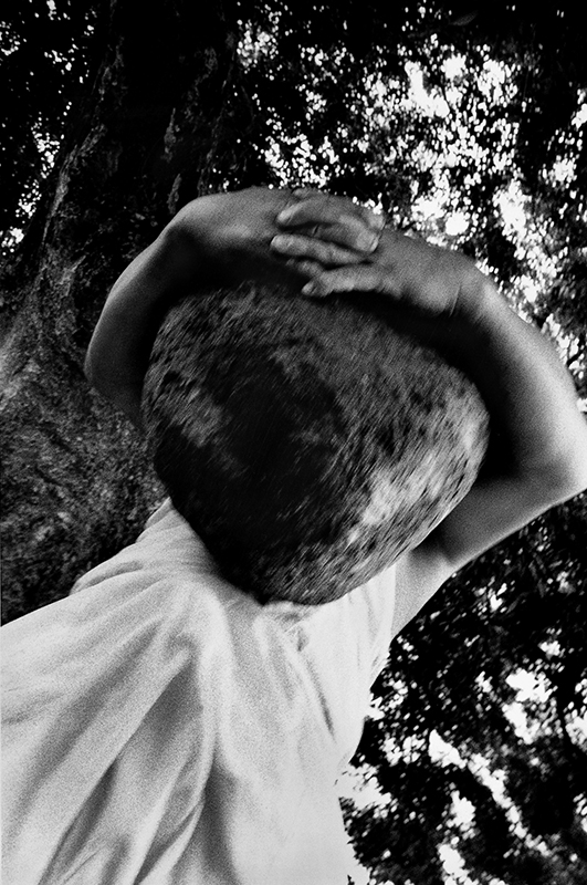 ⓒ이갑철, 충돌과 반동, 선돌을 들어올리는 사내, 남원, Gelatin Silver Print, 50.8x40.6cm, 1995.jpg