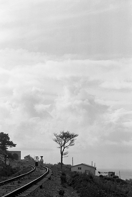 ⓒ김복만, 사회적 풍경, 부산 해운대, Gelatin Silver Print, 60.9x50.8cm, 1963.jpg