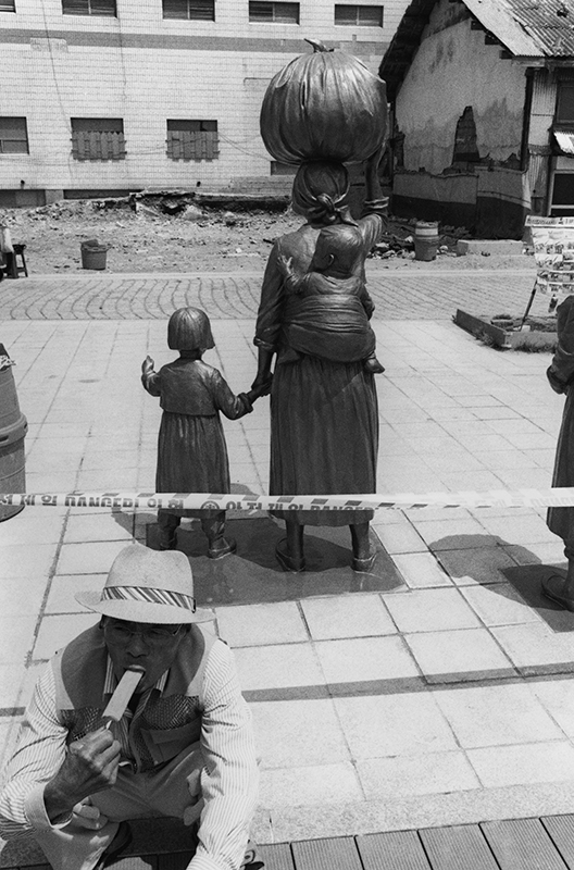 ⓒ 강용석, 부산 중구 남포동, Gelatin Silver Print, 50.8x40.6cm, 2015 2.jpg