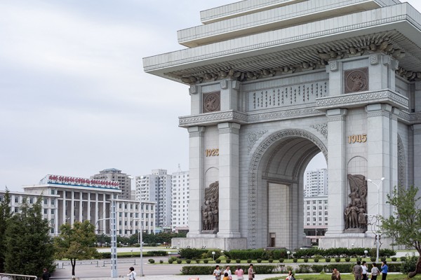 1.ⓒRoman Bezjak, Pyongyang, Arch of Triumph, 2012, Inkjet Print, 100x123.jpg