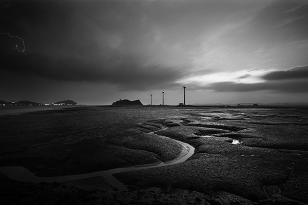 ⓒ박홍순, 대동여지도계획, 서해안-경기도 안산시 탄도 누에섬 01, Gelatin Silver Print, 50.8x61cm, 2010.jpg