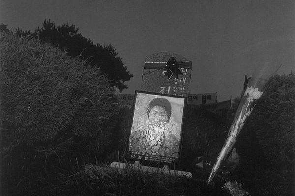 ⓒ이상일, 망월동, 광주, Gelatin Silver Print, 40.6x50.8cm, 1986.jpg