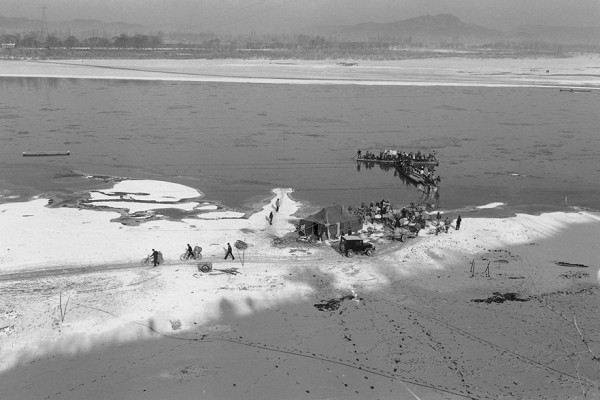 ⓒ김복만, 사회적 풍경, 대구 화원, Gelatin Silver Print, 50.8x60.9cm, 1967.jpg
